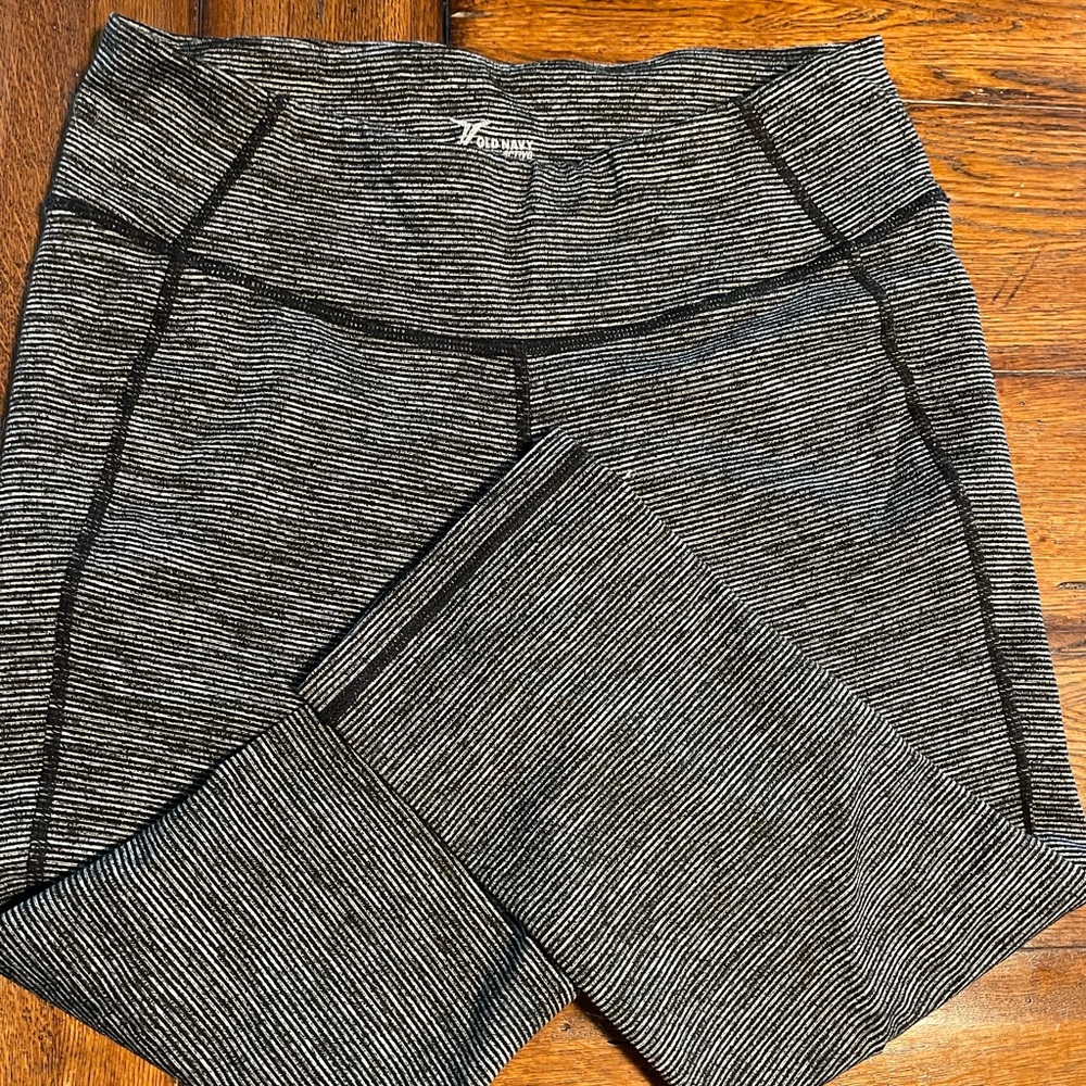 Old Navy active capris sz M